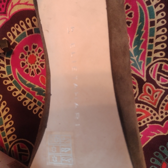 ELIE TAHARI Olive/Tan Pointy toe Suede Heels size 41 / US size 11 NWOT - Picture 3 of 7